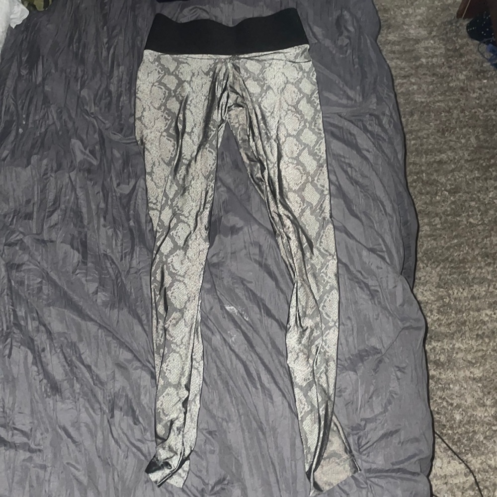 Cute Booty Gray pattern leggings scrunch butt